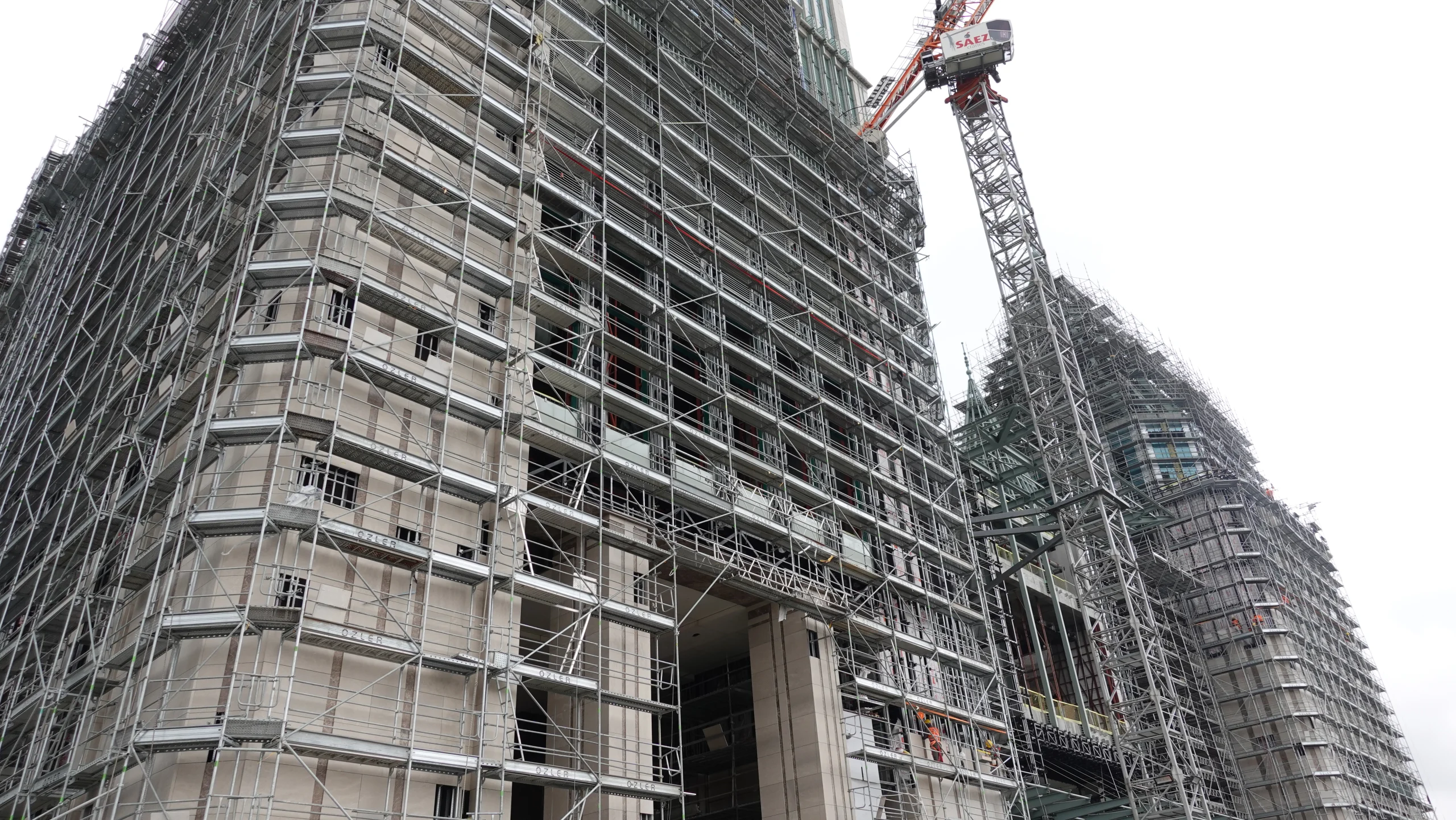 High-rise building with Özler facade scaffolding
