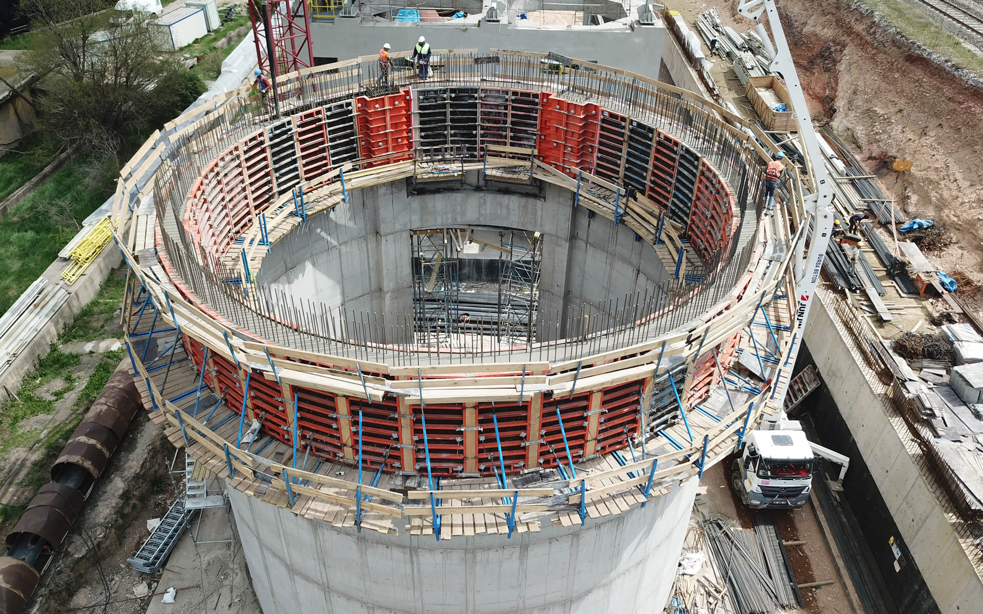 Circular concrete tank built with Özler OCF climbing formwork